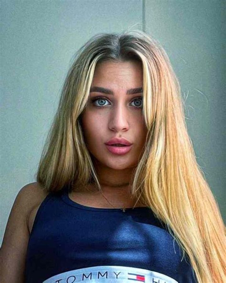 
Jessica Sharzer Height, Weight, Net Worth, Age, Birthday, Wikipedia, Who, Nationality, Biography 