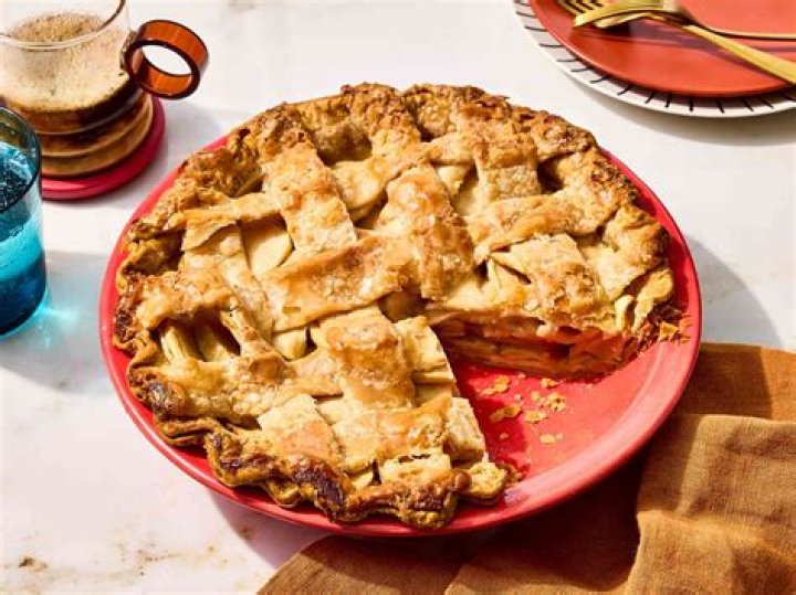 
Kelly Ripa Ate a Thanksgiving Pie Off the Floor After Dropping It: ‘Peak Gluttony’ 
